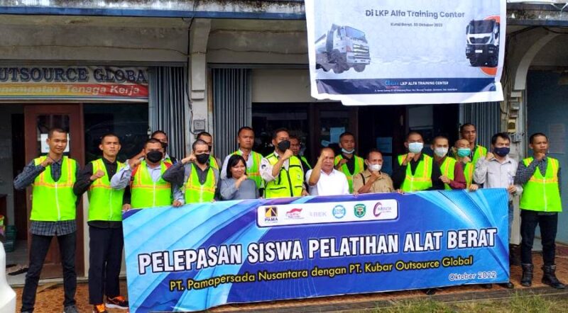 10 orang warga Benangin, Kecamatan Teweh Timur, Kabupaten Barito Utara, mengikuti pelatihan operator alat berat di Kutai Barat (Tegak Lurus : ist)