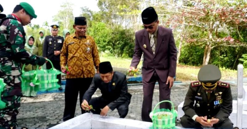 Wakil Bupati Sugianto Panala Putra bersama Dandim 1013/MTW, Sekda Barito Utara Muhlis, dan undangan lain berziarah ke TMP Dharma Persada, Muara Teweh, Selasa 4 Oktober 2022 (Tegak Lurus)
