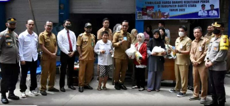 Dinas Perdagangan dan Perindustrian Barito Utara melaksanakan operasi pasar murah di Pasar Bebas Banjir (PBB), Senin 10 Oktober 2022 (Tegak Lurus : ist)