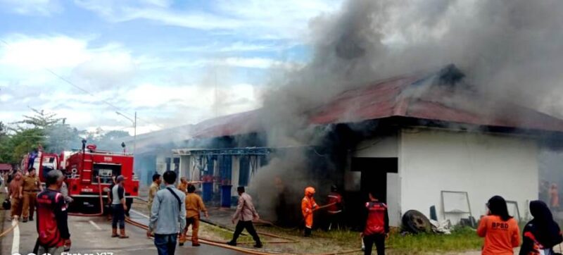 Api melalap gedung Bidang Tata Ruang, Dinas PUPR Kabupaten Barito Utara, Selasa 8 November 2022 (Tegak Lurus)