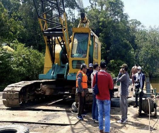 Proyek pembangunan Jembatan Lemo dicek oleh pejabat Dinas PUPR Barito Utara (Tegak Lurus : ist)