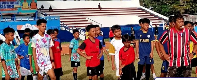 Pembinaan pesepakbola usia (U)13 dan (U)17 di Stadion Swakarya, Minggu 13 November 2022 (Tegak Lurus)