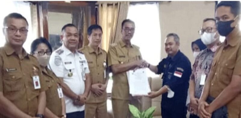 Wakil Bupati Barito Utara Sugianto Panala Putra didampingi Sekda Drs Muhlis menerima hibah bekas Bandara Beringin, Selasa 1 November 2022 (Tegak Lurus)