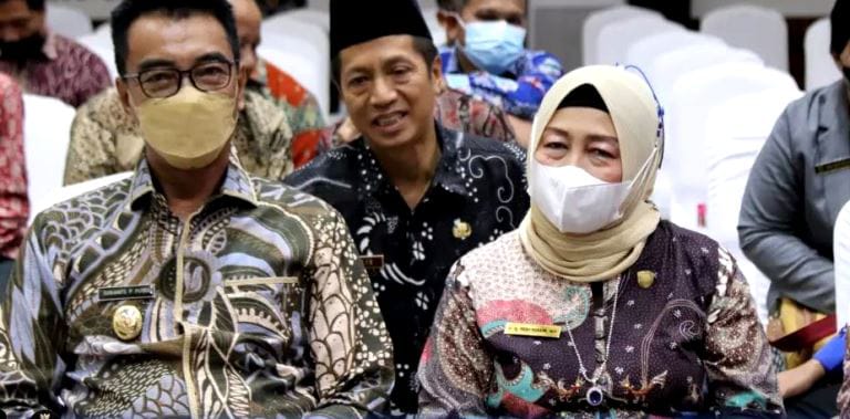 Wabup Barito Utara Sugianto Panala Putra bersama Ketua DPRD Hj Mery Rukaini dan Sekda Muhlis menerima DIPA dan Daftar Alokasi Transfer ke Daerah Tahun Anggaran 2023, Jumat 2 Desember 2022 (Tegak Lurus : ist)