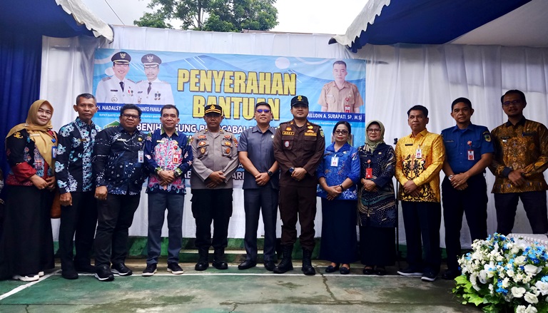 Pejabat mewakili Ketua DPRD, mewakili Kapolres Barito Utara, mewakili Dandim 1013/MTW, asisten Im II dan III Setda Barito Utara, staf ahli bupati, kepala perangkat daerah, Camat Teweh Tengah foto bersama, Kamis 8 Desember 2022 (Tegak Lurus)