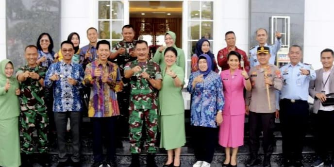 Bupati Barito Utara H Nadalsyah didampingi Wakil Bupati, Ketua DPRD, Sekda, unsur FKPD fbersama Pangdam XII/Tanjung Pura, Mayjen TNI Sulaiman Agusto dan rombongan, Kamis 8 Desember 2022 (Tegak Lurus : ist)