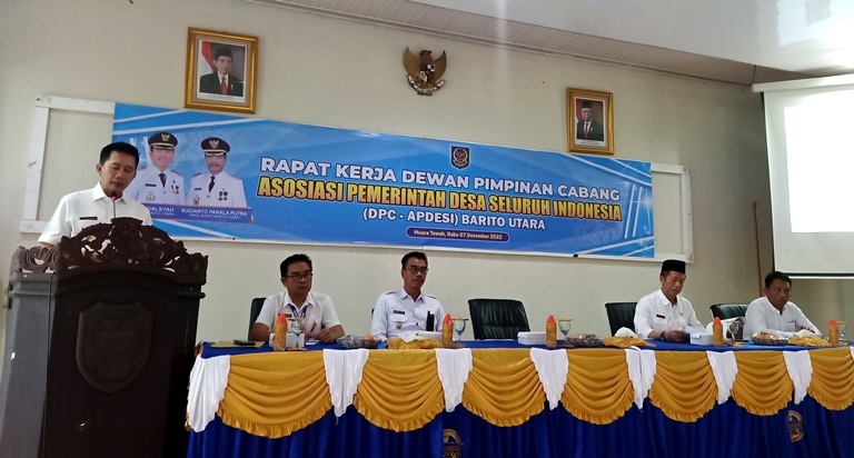 Bupati Barito Utara H Nadalsyah saat menyampaikan sambutannya pada pembukaan rapat kerja DPC Apdesi Barito Utara , Rabu 7 Desember 2022 (Tegak Lurus : ist)