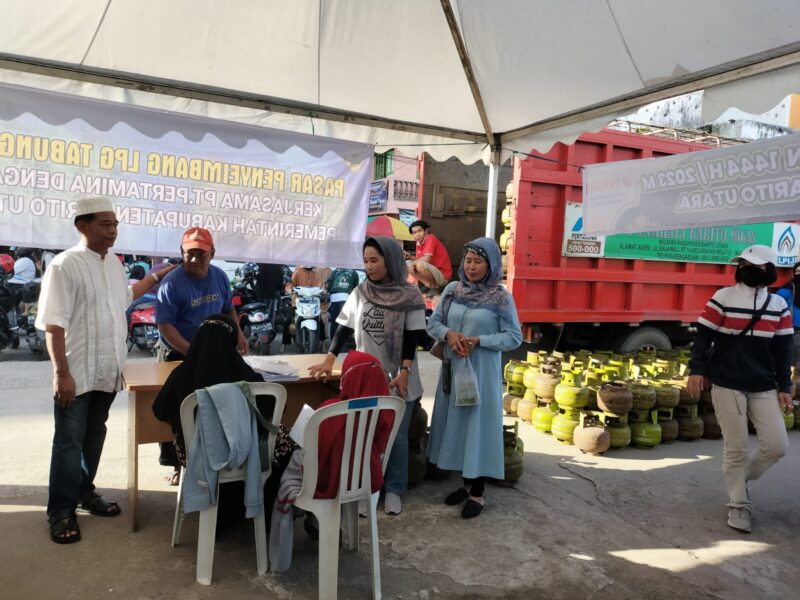 Anggota DPRD Barito Utara Hj Sofia dan H Tajeri saat sidak dan memantau pelaksanaan pasar penyeimbang elpji bersubsidi, Jumat (24/3/2023).Foto.Melkianus/tegaklurus.com