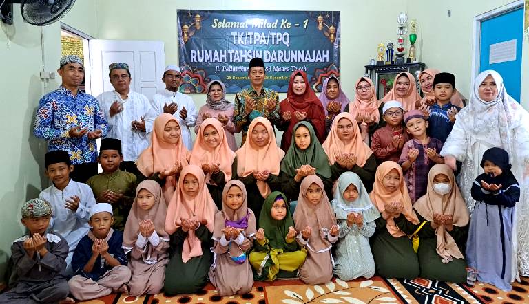 FOTO : Anggota DPRD Barito Utara, Nety Herawati didampingi Sekda Muhlis sekaligus Ketua LPTQ Barito Utara dan Staf Ahli Bupati, Siti Nornah Iriawati, menghadiri Milad Rumah Tahsin Darunnajah.(Tegak Lurus : ist)