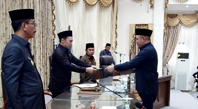 FOTO : Juru bicara Fraksi Partai Demokrat, Iqbal Reza Erlanda, menyerahkan pendapat akhir fraksinya terhadap Raperda tentang pengelolaan keuangan daerah, Rabu (18/1/2023).(Tegak Lurus)