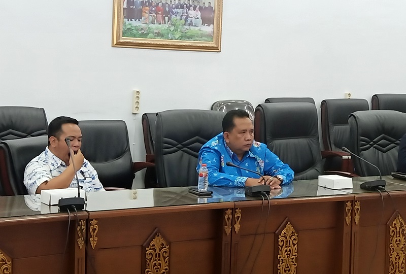 FOTO : Anggota DPRD Barito Utara, Riza Faisal ( baju putih).menyampaikan pendapat pada RDP membahas Jalan Luwe, Kamis 9 Maret 2023 (Tegak Lurus)