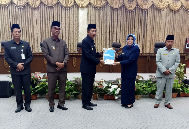 FOTO : Bupati Barito Utara Nadalsyah didampingi Wakil Bupati Sugianto Panala Putra menyerahkan LKPj tahun anggaran 2022 kepada Ketua DPRD, Mery Rukaini, Rabu 29 Maret 2023.(Tegak Lurus)