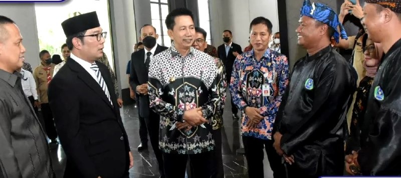 Bupati Barito Utara, Nadalsyah, bertemu dengan Gubernur  Jawa Barat, Ridwan Kamil di Bandung, Senin 15 Mei 2023 (Ist/Tegak Lurus) 