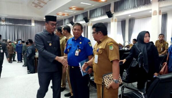 Wakil Bupati Barito Utara, Sugianto Panala Putra, menyalami para kepala dinas usai rapat paripurna, Senin 22 Mei 2023 (TegakLurus) 