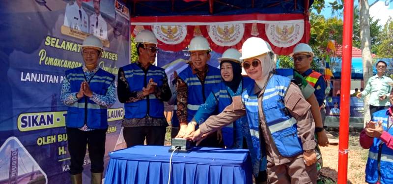 Bupati Barito Utara melaksanakan a
pemancangan lanjutan tiang Jembatan Sikan-Tumpung Laung setelah desain ulang, Kamis 25 Mei 2023