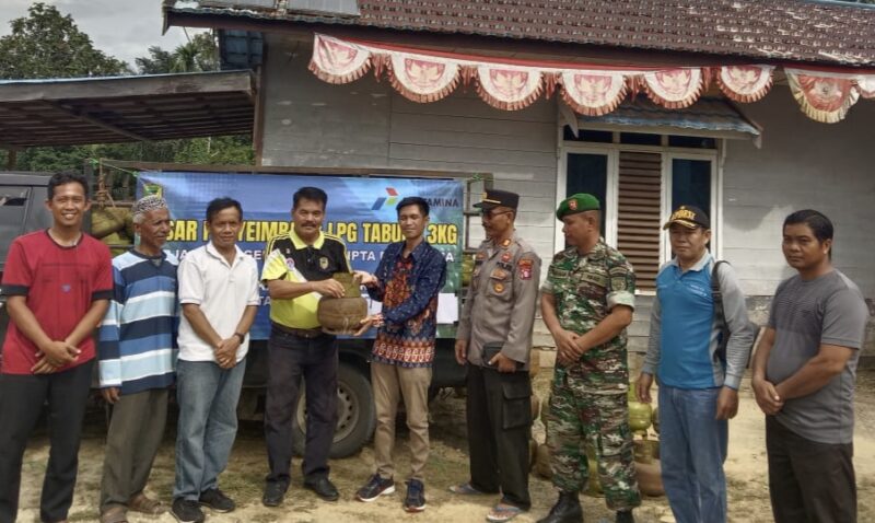 Pemkab Barito Utara mengadakan pasar penyeimbang elpiji 3 Kg di Benangin, Kecamatan Teweh Timur, Jumat 5 Mei 2023 (Tegak Lurus) 