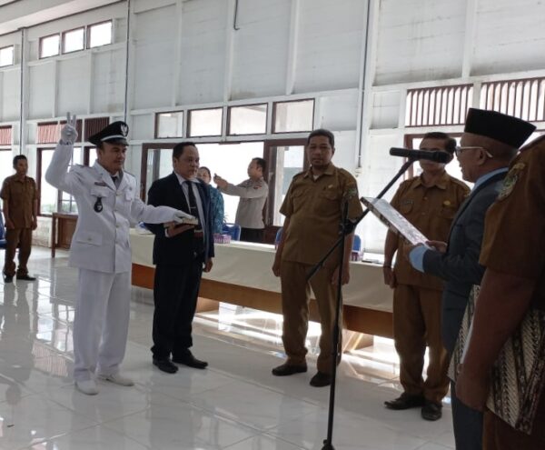 Pelantikan Pj Kades Linon Besi II di Lampeong, Kecamatan Gunung Purei, Barito Utara, Selasa 9 Mei 2023 (Tegak Lurus) 