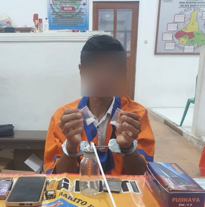 Tersangka R ditangkap bersama barang bukti sabu seberat 2,04 Gram di Jalan Beringin, Muara Teweh, Jumat 5 Mei 2023.(Tegak Lurus : ist) 