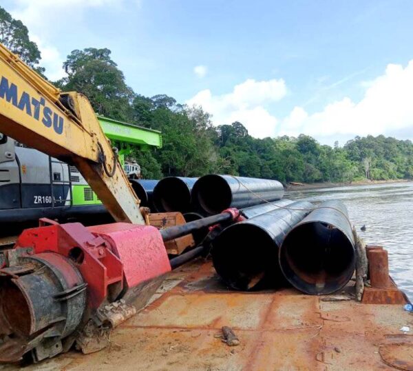 Alat pemancang tiang dan material lain untuk lanjutan pekerjaan Jembatan Lemo tiba di lokasi, Sabtu 3 Juni 2023 (TegakLurus.Net) 