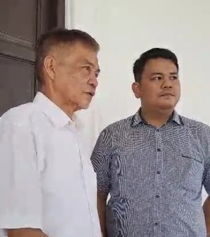 Setia Budi didampingi penasihat hukumnya, Henricho Fransiscust (tangkapan layar video) 