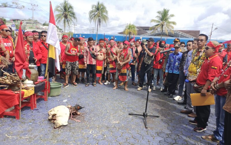 Aksi damai Pasukan Merah TBBR di halaman kantor bupati Barito Utara, Kamis 6 Juli 2023 (TegakLurus.Net) 