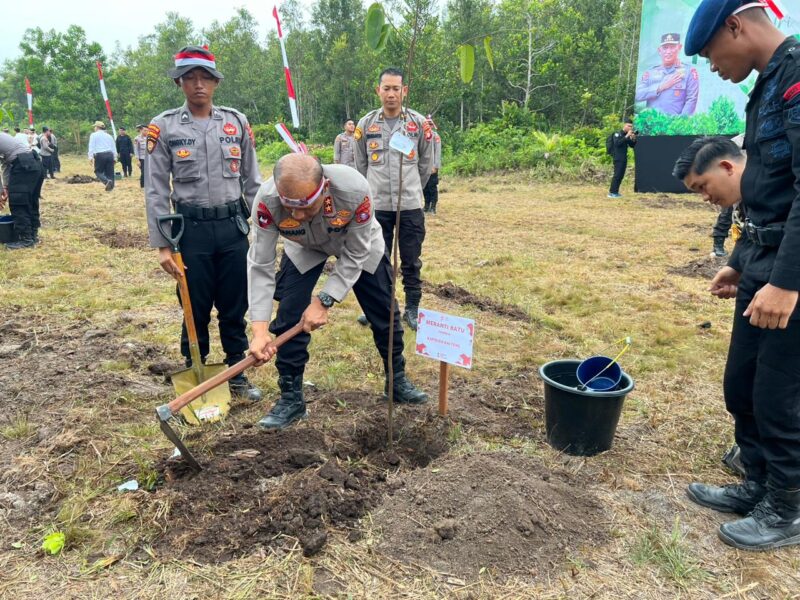 Kapolda Kalteng, Inspektur Jenderal Polisi Drs. Nanang Avianto, M.Si. melaksanakan kegiatan Penghijauan dan Penanaman Pohon serentak di seluruh Indonesia yang dilaksanakan di Jalan Tjilik Riwut Km 21, Lapangan Tembak Satbrimob Polda Kalteng, Rabu 23 Agustus 2023 (tegaklurus) 