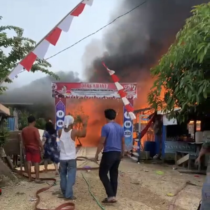 Kebakaran di Desa Luwe Hulu, Senin 14 Agustus pagi (capture WAG/TegakLurua) 