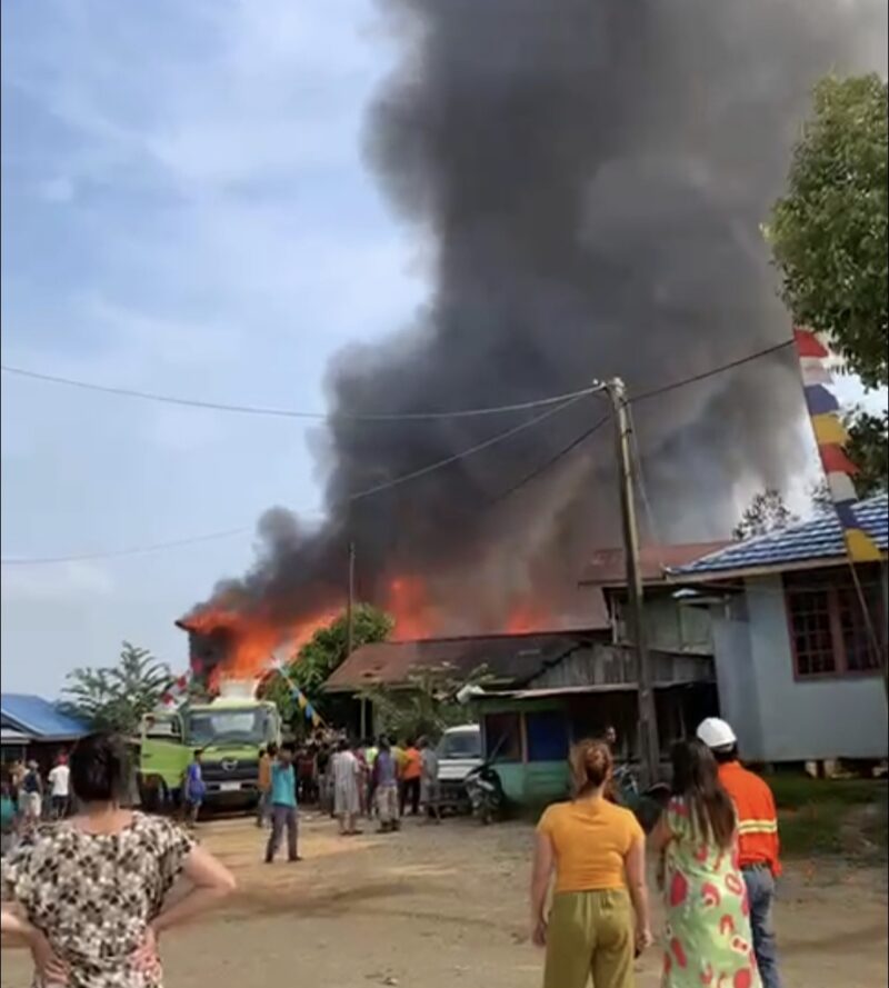 Kebakaran di Desa Luwe Hulu, Kecamatan Lahei Barat, Kabupaten Barito Utara, Senin pagi. Kerugian ditaksir mencapai Rp1 Miliar (capture/TegakLurus.Net)