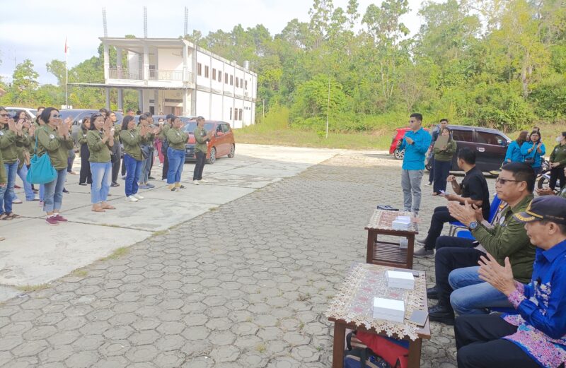 Sekcam Teweh Tengah Reddy Nugraha melepas kontingen Pesparawi XIII, Jumat 18 Agustus 2023