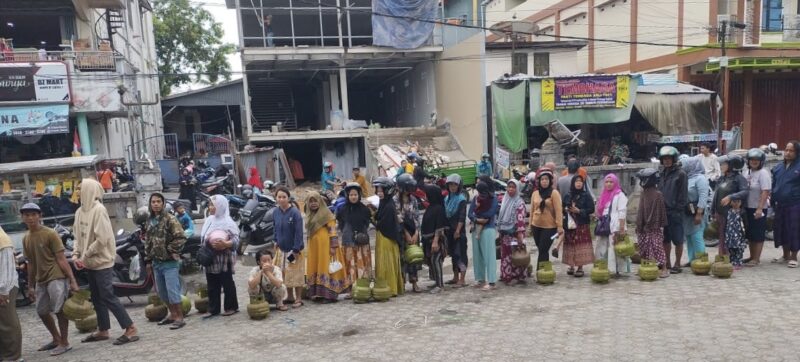 Warga harus antrei membeli LPG 3 KG. Jika distribusi dari agen dan pangkalan ke warga miskin berjalan benar, tak perlu antri seperti ini (tegaklurus) 