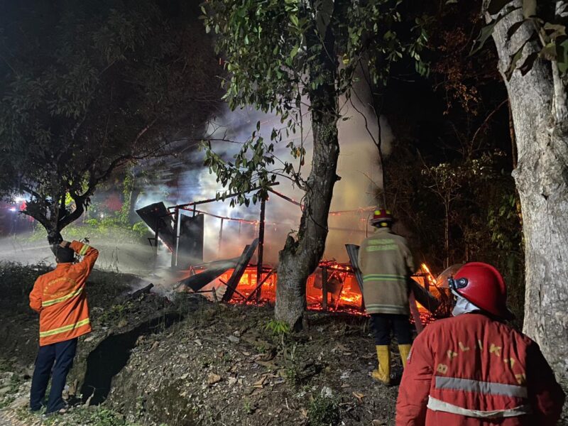 Rumah milik Salam warga Wonorejo, Muara Teweh, terbakar Senin 4 September 2023 malam (tegaklurus.net) 