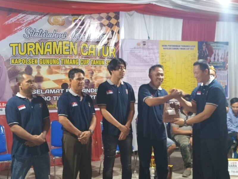 Kapolsek Gunung Timang Iptu Ade Soemarna menyerahkan hadiah kepada par juara turnamen catur Kapolsek Cup 2023 (tegaklurusnet) 