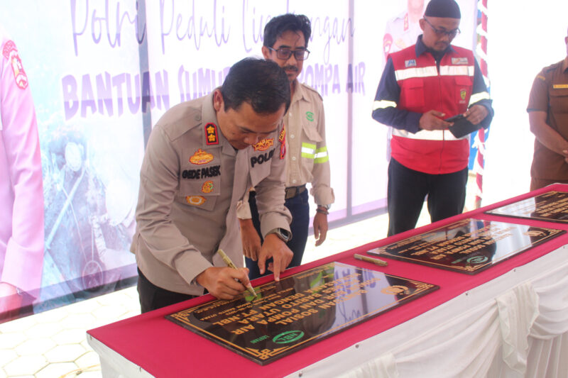 Kapolres Barito Utara menandatangani dokumen bantuan peduli lingkungan bagi warga Kecamatan Teweh Tengah, Selasa 19 September 2023 (tegaklurus.net) 