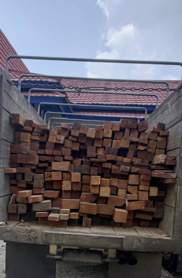 Barbuk kayu ilegal yang diangkut dari Kecamatan Teweh Timur tujuan Amuntai, Kalsel (tegaklurus.net) 