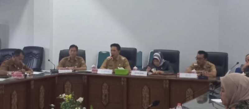 Bupati BaritovUtara, Nadalsyah, sedang memaparkan soal Jalan Pwtusda di hadapan anggota DPRD, Selasa 18 Juli 2023 (tegaklurus.net) 