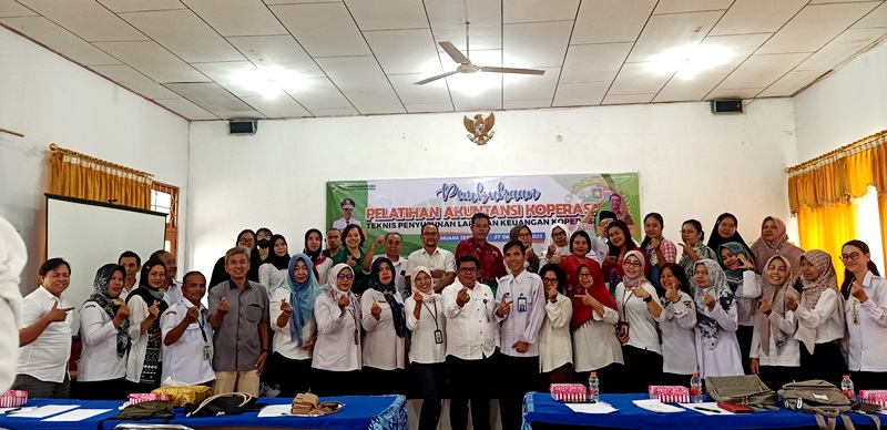 Kadisnakerttanskop UKM Barito Utara, Mastur, bersama para peserta pelatiuan akuntansi koperasi (tegaklurus.net/melkianus he)