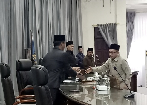 Ketua Fraksi PKB, Beny Siswanto, menyampaikan pendapat akhir fraksinya kepada pimpinan dewan (tegaklurus.net)