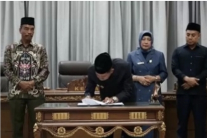 Bupati Barito Utara, Nadalsyah, menandatangani berita acara rapat paripurna (tegaklurus.net)  