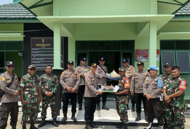 Kapolsek Gunung Timang, Iotu Ade Soemarna didampingi 4 kepala unit (kanit) membawa tumpeng dan kue ke Koramil 1013-01 Kandui saat HUT ke-78 TNI, Kamis 5 Oktober 2023 (tegaklurus.net) 