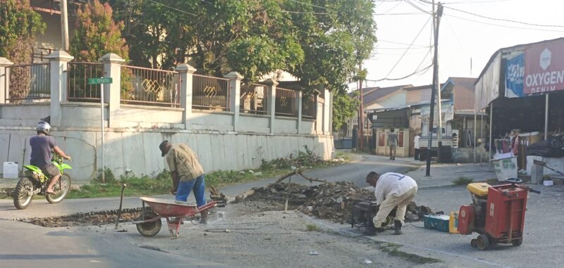 Perbaikan Jalan tepat di Simpang Jalan Sudirman ke Jalan Teratai, Muata Teweh, Sabtu 7 Oktoner 2023 (tegaklurus.net) 