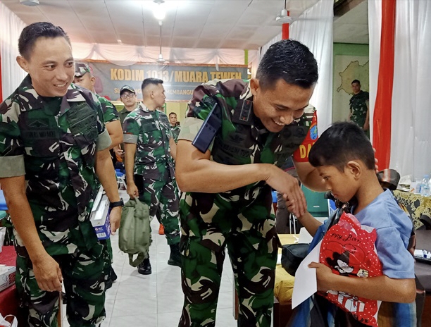 Dandim 1013/MTW Lwtkol (Inf) Agussalim Tuo menyerahman bungkisan kepada seorang anak yang baru disunat, Sabtu 7 Oktober 2023 (tegaklurus.net/