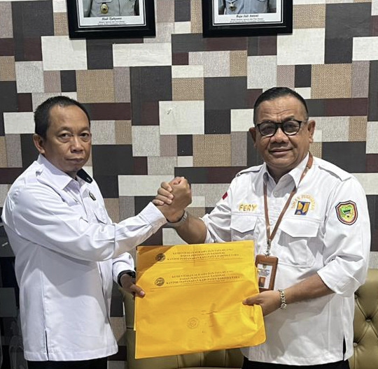 Kepala Dinas PRKPP Barito Utara, Fery Kismiadi menerima peta penetaoan lokasi pelebaran Jalan Nasional dari Simpang Polimat-Simpang Bandara HM Sidik di Kecamatan Teweh Baru, Rabu 11 Oktober 2023 (tegaklurus.net) 