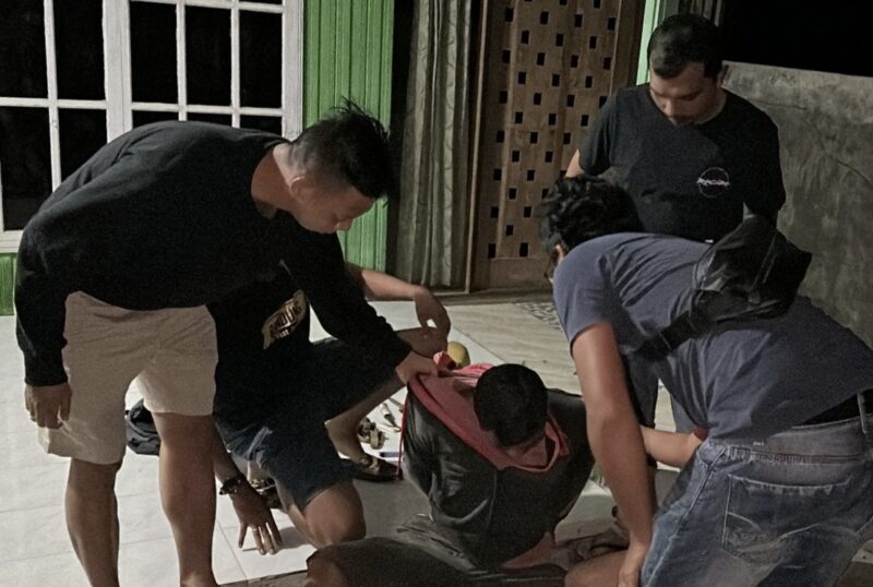 Unit Buser Polres Barito Utara membekuk seriang tersangka komplotan pencuri walet di Jalan Kelapa Sawit, Muara Teweh Selasa 
24 Oktober 2023 dinihari (tegaklurus.net/melkianus he) 