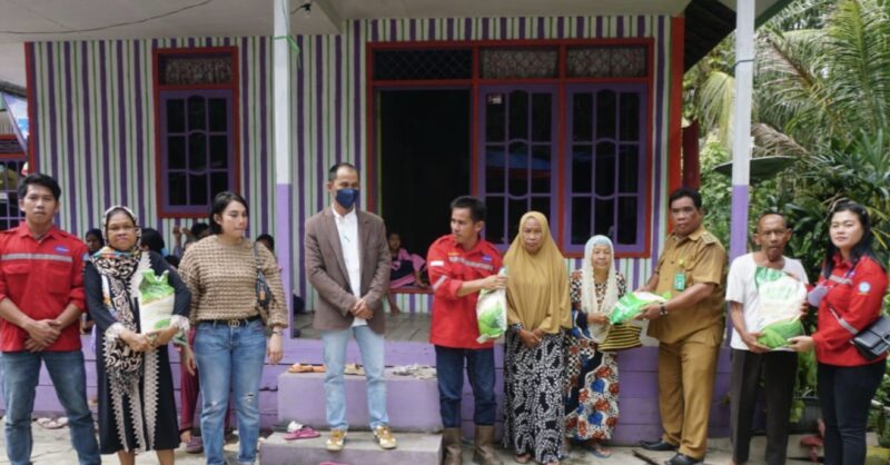 Nopiyanti (kaos coklat lengan panjang) dan suaminya, Prianto Samsuri (berjas) sedang menggelar bakti sosial di Lahei, Senin 30 Oktober 2023.(Istimewa) 