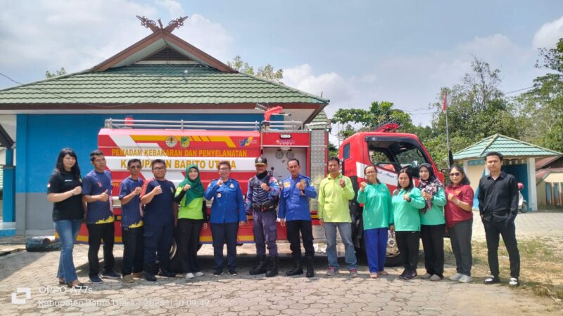 Para guru SMPN 9 Muara Teweh bersama personil Dinas Pemadam Kebakaran dan Penyelamatan (Disdamkarmat) Kabupaten Barito Utara menggela program P5, Jumat 10 November 2023.(Istimewa)