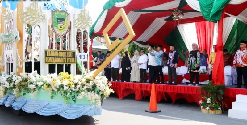 Mobil hias kontingen MTQH Kabupaten Barito Utara saat melewati panggung utama pada pembukaan pawai taaruf di depan Rumah Jabatan Bupati Kotawaringin Barat, Minggu 19 November 2023.(Istimewa)
