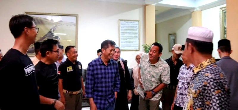 Pj Bupati Muhlis bersama Ketua TP PKK Barito Utara mengunjungi pemondokan kafilah Barito Utara yant  mengikuti MTQH ke-XXXI  Provinsi Kalteng di Hotel Jamrud Pangkalan Bun, Kabupaten Kotawaringin Barat, Sabtu 18 November 2023.(Istimewa) 