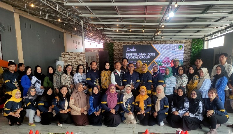 Para peserta lomba vocal grup dan lomba penyuluhan (KIE) foto bersama Kadis Dalduk KB P3A Barito Utara Silas Patiung, Sabtu 25 November 2023.(ist) 