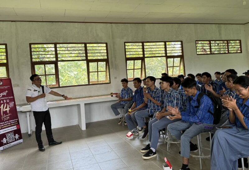 Ketua PPK Teweh Timur Irwanto menyampaikan sosialisasi pemilu kepada pemilih pemula, Rabu 1 November 2023.(tegaklurus.net/dot abram he) 