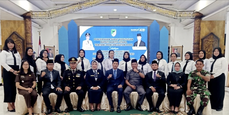 Pj Bupati Barito Utara Muhlis, Ketua DPRD Mery Rukaini, dan Plt Sekda bersama para PPPK Kamis 2 Novbember 2023.(tegaklurus.net/dor abram he)